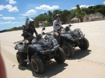 2 quads sur la plage